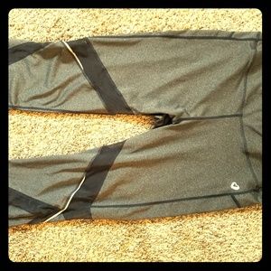 Athletic capris leggings